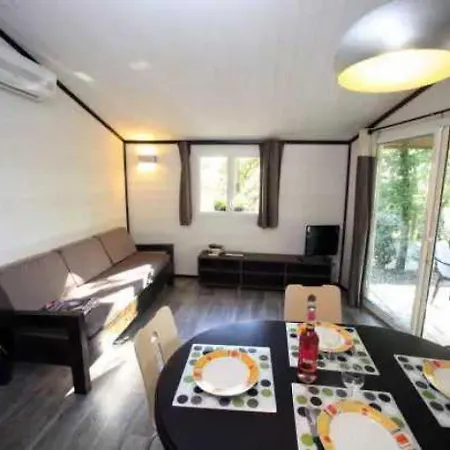 3 Etoiles - Piscine - Eebbia 木屋 *